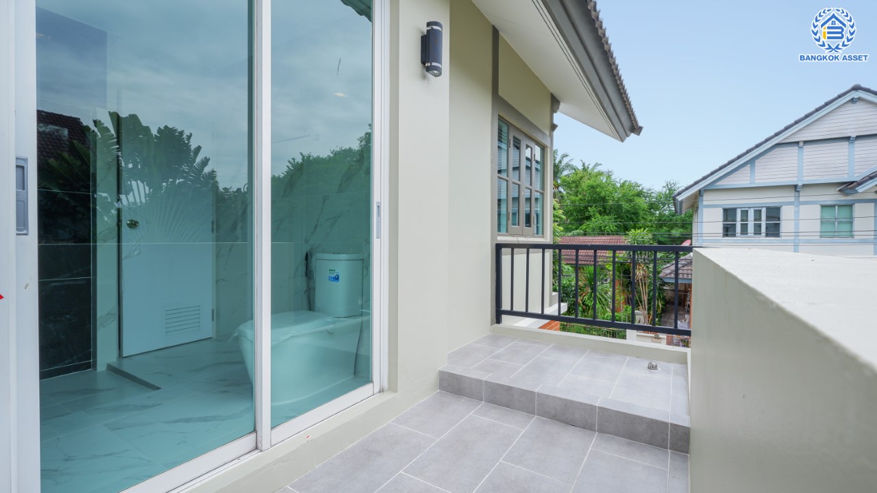 บ้านมือสองตกแต่งใหม่ ม.วรารมย์ เพชรเกษม81 แบรนด์ Q.House รองรับทุกความสุข เนื้อที่ 104 ตร.ว. ฟังก์ชัน 4 ห้องนอน 4 ห้องน้ำ (มีเรือนรับรองด้านข้าง พร้อมห้องน้ำในตัว) จอดรถได้ 2 คัน บนทำเลใกล้ The Mall บางแค และเชื่อมต่อ ถ.พุทธมณฑลสาย4 และ ถ.กาญจนาฯ